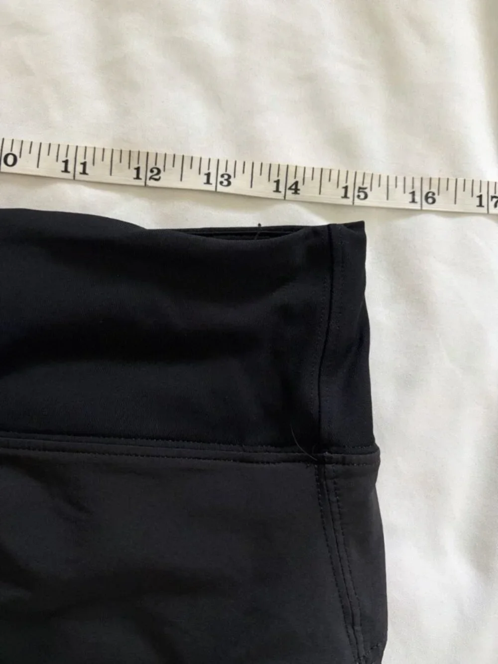 Lululemon Black Running Shorts Women’s Size 8 Mid Rise 2.5 Inch Inseam